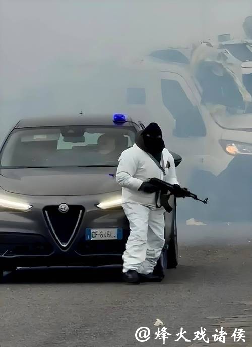 快看视频 | 光天化日爆炸+AK扫射! 意大利武装团伙抢劫运钞车未得手! 快看视频 | 光天化日爆炸+AK扫射! 意大利武装团伙抢劫运钞车未得手!