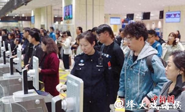 春节临近 青茂口岸迎来客流高峰 春节临近 青茂口岸迎来客流高峰