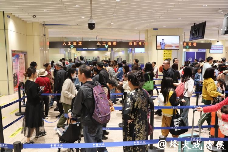 春节临近 青茂口岸迎来客流高峰 春节临近 青茂口岸迎来客流高峰